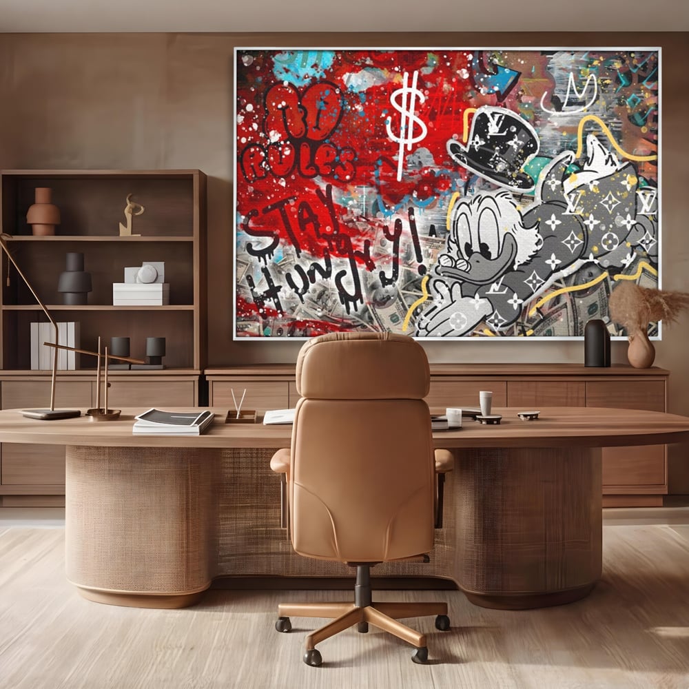 Tablou canvas cu tablou canvas cu scrooge mcduck si graffiti, in rama de aluminiu argintiu, pe perete intr-un birou